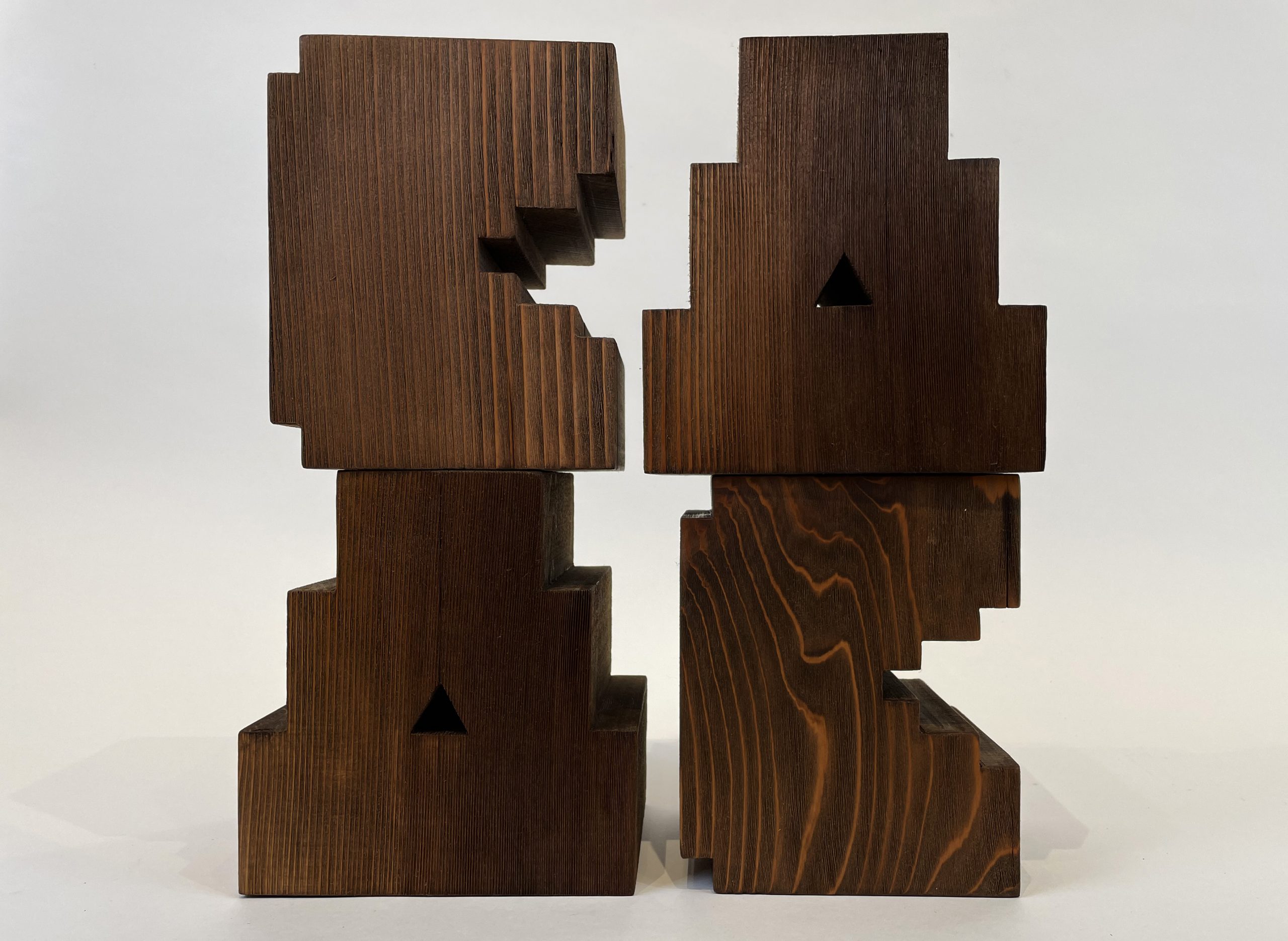 Andy Cruz di House Industries, Senza titolo, 2022, legno di cedro, 18x17x13 cm ciascuna